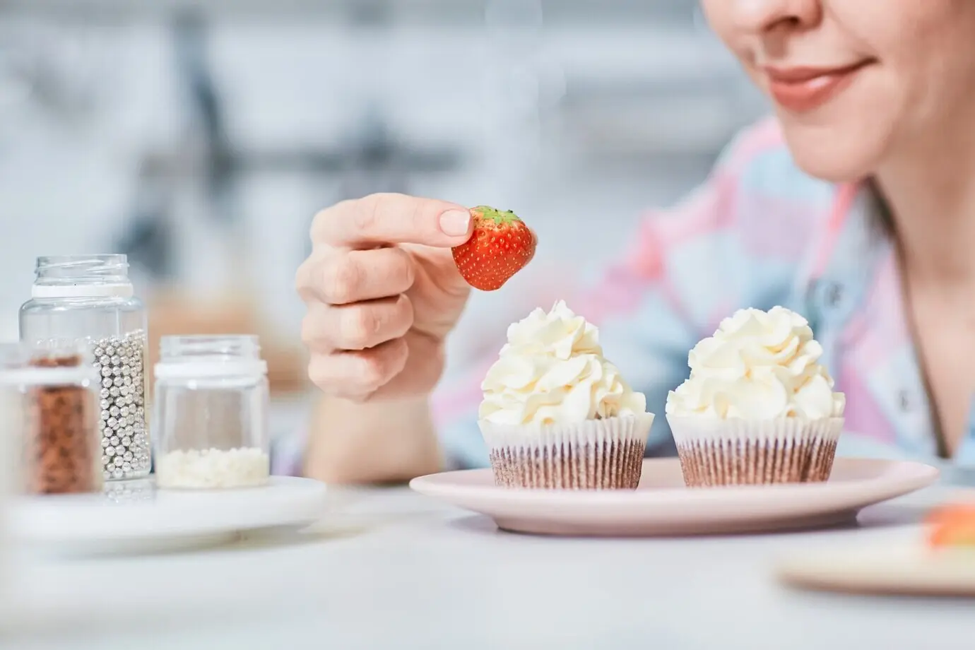 Für einen Cupcake bestimmte Erdbeere