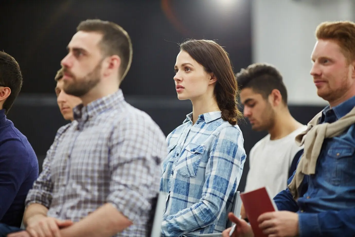 Bitte sende mir den ursprünglichen Beschreibungstext, den ich auf Deutsch umformulieren soll.